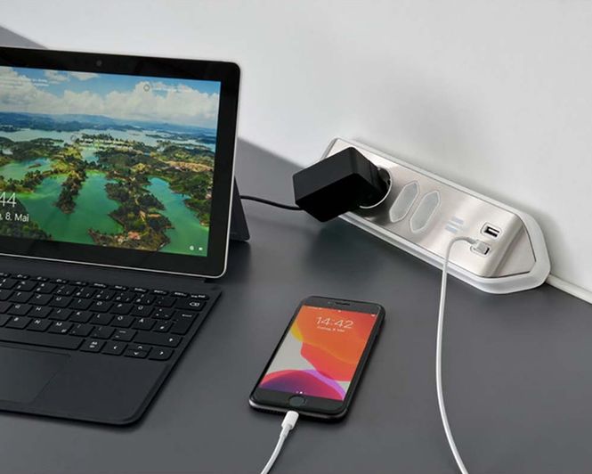 Hovedbilde Brennenstuhl Estilo Desktop-Power, 4-veis strømforgrener, 2 USB-porter, Sølv/Hvit