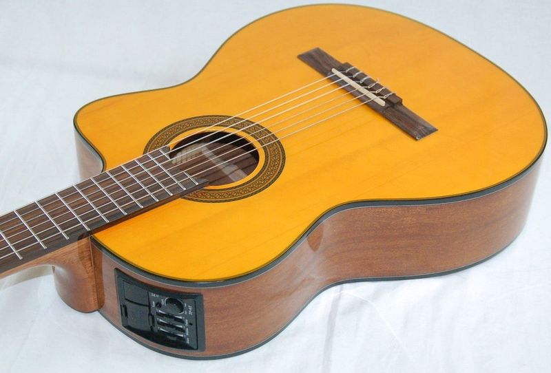 Takamine GC3CE-NAT Nylonstrenger med Cutaway og TP4-T pickupsystem