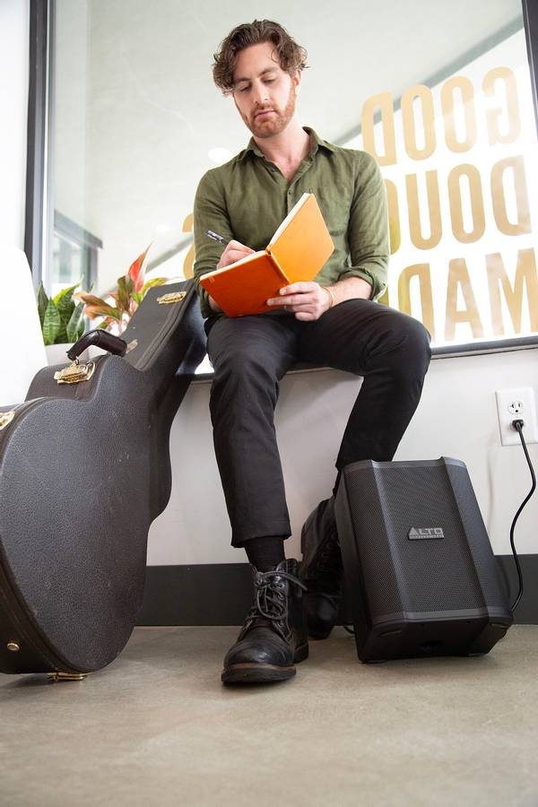 Alto Professional Busker Portabel høyttaler m/ batteri og bluetooth, 200W