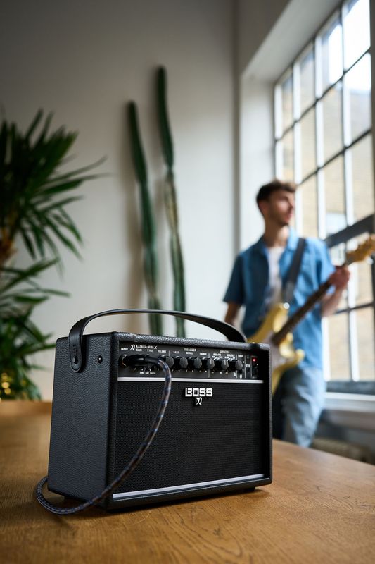 Boss Katana-Mini X - Kraftig MiniCombo, 10W m/ effekter, Bluetooth og oppladbart Batteri