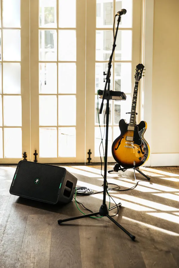 Mackie ShowBox -Alt-i-ett- 400W høyttaler m/batteri, 6-kanals mikser og bluetooth